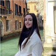 Profesora imparte clases de matemáticas, lengua, inglés, física, química y geología a jóvenes de colegio, ESO y bachillerato